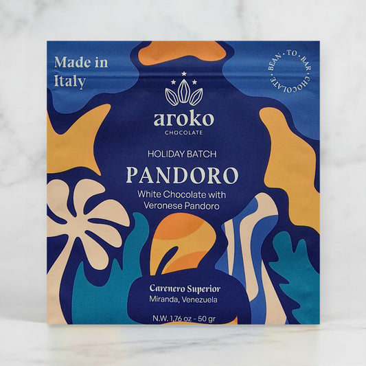 Confezione della tavoletta di cioccolato bianco con Pandoro Aroko 50 g su marmo