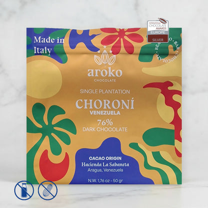 Confezione della tavoletta di cioccolato fondente Choroní 76% Aroko 50 g su marmo, con badge del premio