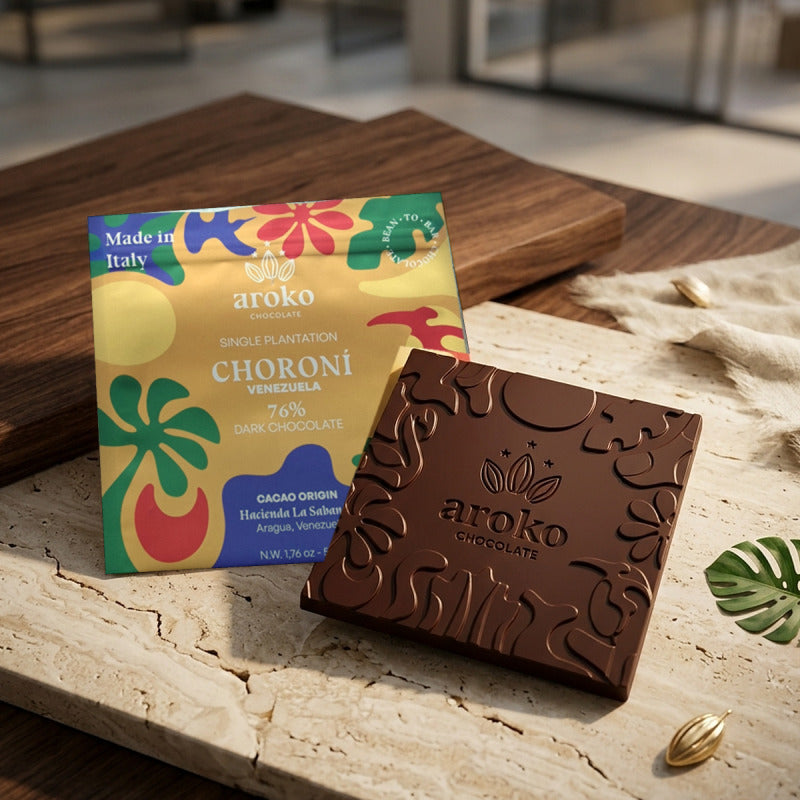 Confezione e tavoletta di cioccolato fondente Choroní 76% Aroko 50 g in scena ambientata