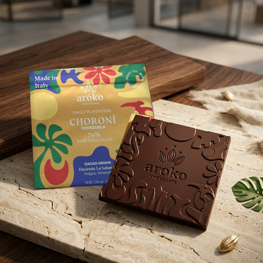 Confezione e tavoletta di cioccolato fondente Choroní 76% Aroko 50 g in scena ambientata