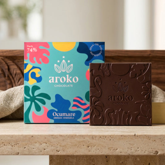 Confezione e tavoletta di cioccolato fondente Ocumare 74% Aroko 50 g in scena ambientata