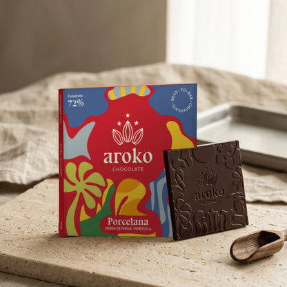 Confezione e tavoletta di cioccolato fondente Porcelana 72% Aroko 50 g in scena ambientata