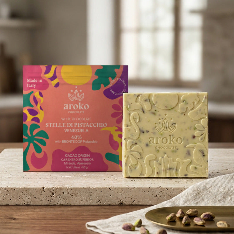 Confezione e tavoletta Stelle di Pistacchio Aroko 50 g in scena ambientata, con pistacchi